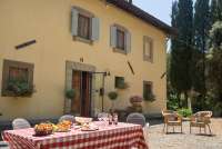 Bildet viser stor villa med høy standard til ferieutleie midt mellom Pisa og Toscana.