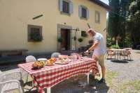 Bildet viser langbord med toskansk mat utenfor feriehus i Toscana.