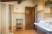 Tre Civette har to bad. Bildet viser baderom i feriehus på vingård midt mellom Pisa og Firenze.