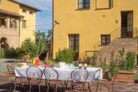 Trapp opp til Domani è Festa i bakgrunnen. Langbord kan ordnes på felles uteplass når dere er mange sammen. Bildet viser langbord på barnevennlig vingård med ferieboliger, midt mellom Pisa og Firenze.