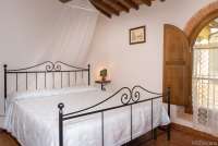 Tre Civette har to soverom. Bildet viser soverom i ferieleilighet på vingård i Toscana.