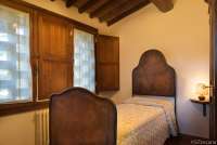 Tre Civette har to soverom, et dobbeltrom og et enkeltrom. Bildet viser soverom med enkeltseng på vingård nært Pisa i Italia.