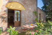 Tre Civette har direkte utgang til egen uteplass fra kjøkkenet. Bildet viser uteplass til feriehus på vingård nært Pisa i Toscana.