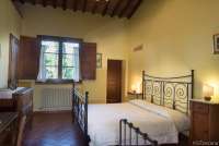 Staccia Buratta har ett soverom, med plass til en ekstraseng. Bildet viser soverom i feriebolig på vingård nært Pisa i Italia.