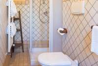 Staccia Buratta har ett bad. Bildet viser bad i ferieleilighet på vingård midt mellom Pisa og Firenze.