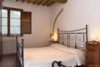 Cavallino har ett soverom med plass til en ekstraseng. Bildet viser soverom i ferieleilighet nært middelalderby midt mellom Pisa og Firenze.