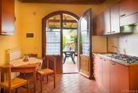 Bildet viser kjøkken med uteplass i feriebolig på vingård med utsikt i Toscana.