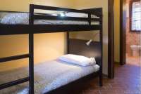 Bildet viser soverom med køyeseng i feriebolig på vingård ved Pisa i Italia.