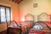 Bildet viser soverom på vingård ved Pisa i Toscana.