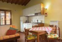 Bildet viser stue og kjøkken i feriebolig på vingård for storfamilien.