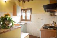 Bildet viser kjøkken i ferieleilighet på vingård med matservering i Toscana.