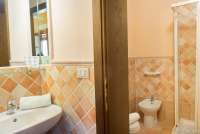 Bildet viser bad i feriebolig på vingård for barnefamilier i Toscana.