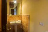 Bildet viser bad i feriebolig på vingård med vinsmaking i Toscana.