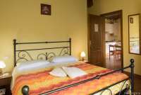 Bildet viser soverom med dobbeltseng i feriehus på vingård med utsikt nært Pisa..