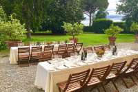 Bildet viser to langbord utenfor stort feriehus ved Pisa i Italia.