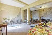 Bildet viser vinsmakingsrom på vingård med utsikt i Toscana.