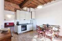 Bildet viser kjøkken i feriebolig på vingård i Toscana.