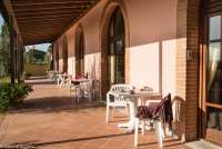 Uteplassene til suitene som vender mot bassenget. Bildet viser uteplasser til rom på vingård midt mellom Pisa og Firenze.