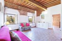 Bildet viser stue i feriehus på vingård ved Pisa i Italia.