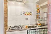 Bildet viser kjøkken i feriehus på vingård med matservering i Toscana.