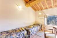 Bildet viser soverom i feriebolig på vingård nært Pisa og Firenze.