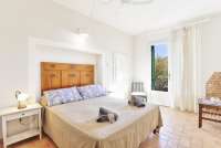 Bildet viser soverom med utsikt i feriebolig på vingård nært Firenze.