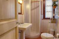 Bildet viser bad i feriehus på olivengård med basseng nært Pisa i Toscana.