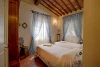 Bildet viser soverom på barnevennlig feriebosted nært Pisa i Italia.