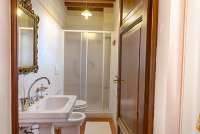 Bildet viser bad i feriebolig ved landsby nært Pisa i Italia.