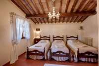 Bildet viser loftsrom i ferieleilighet ved landsby i Toscana.