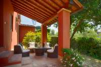 Bildet viser terrasse utenfor feriehus på olivengård ved landsby i Toscana.