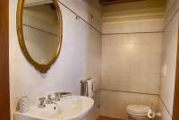 Bildet viser bad i feriebolig på olivengård ved landsby i Toscana.