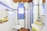 Bildet viser bad i feriehus på vingård med utsikt i Toscana.