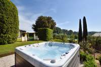 Bildet viser boblebad med utsikt på olivengård med ferieleiligheter i Toscana.