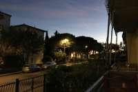 Bildet viser feriehus på kvelden i badeby ved Pisa i Italia.