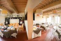 Bildet viser frokostrom på feriebosted ved kysten i Toscana.