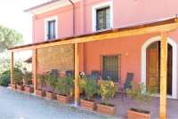 Bildet viser toskansk gårdsbygning med ferieleilighet nært Pisa i Toscana.