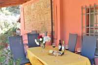 Bildet viser terrasse med viner på vingård i Italia.