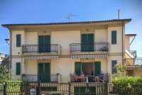 Bildet viser feriehus ved strand i badeby sør for Pisa i Toscana.