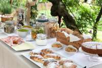 Bildet viser frokostbuffet på olivengård med ferieleiligheter nært landsby og Pisa.