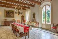 Bildet viser spisestue med langbord og marmorgulv i feriehus ved Pisa i Toscana.