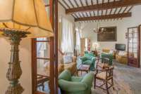 Bildet viser vakker stue i villa for storfamilien på ferie i Toscana.