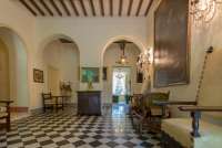 Bildet viser hall i historisk villa ved Pisa i Toscana.