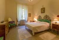 Bildet viser stort soverom i villa ved Pisa i Italia.