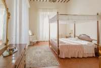 Bildet viser himmelseng i herskapelig villa ved Pisa i Toscana. Perfekt for storfamilien på ferie i Italia.