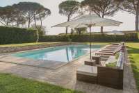 Bildet viser basseng i ettermiddagssol utenfor vakker villa ved Pisa i Toscana.