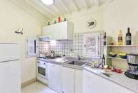 Bildet viser kjøkken i feriebolig på vingård i Toscana.