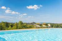 Bildet viser basseng ved feriebolig mellom Pisa og Firenze.