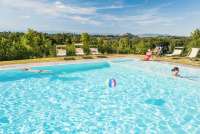 Bildet viser folk som bader i bassenget utenfor feriehus i Toscana.