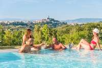 Bildet viser folk ved bassenget i flott villa mellom Pisa og Firenze.